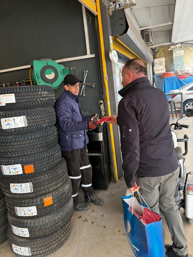 Büyükşehir Türk Bayrağı Dağıtarak Dayanışma Mesajı Verdi