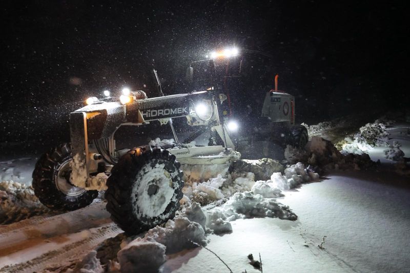 Menteşe Ekiplerinden Gece Boyunca Kar Mesaisi