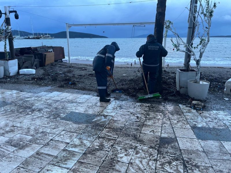 Belediye Ekiplerinden Fırtına ve Yağmur Sonrası Kapsamlı Temizlik