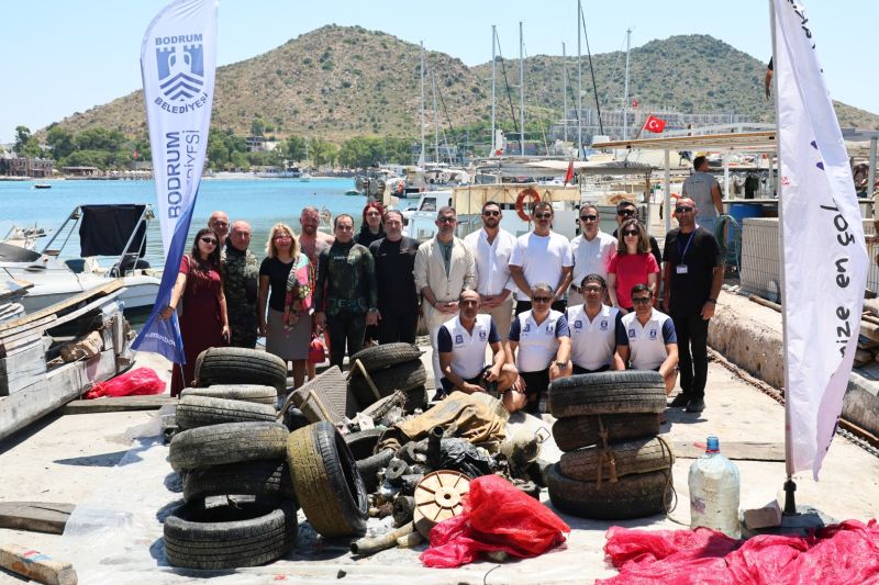 Akyarlar ’da Denizden 850 Kg Atık Çıkarıldı