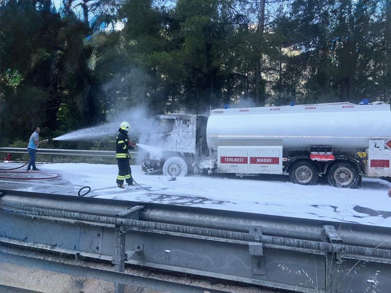 Ekiplerin Müdahalesi Sonucu Tanker Yangını Söndürüldü