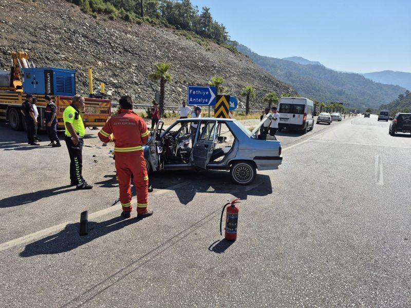 Fethiye'de Trafik Kazası: Sürücü Araçta Sıkıştı