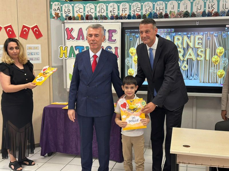 Öğrenciler Karnelerini Aldı