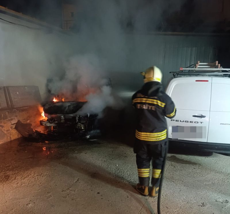 Bodrum’da Park Halindeki Araç Yangında Kullanılamaz Hale Geldi