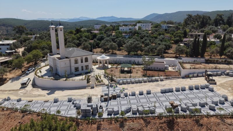 Çamlık Cami Önü Meydanı Düzenleniyor