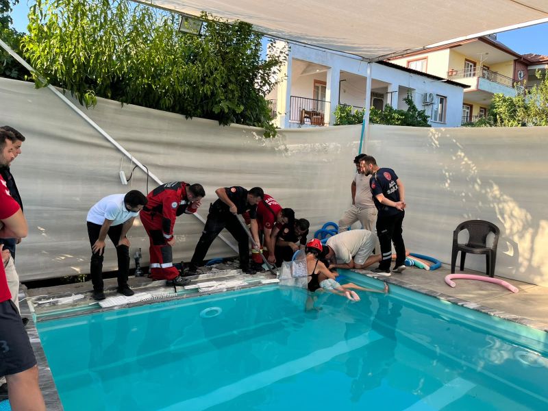 Havuzda Sıkışan 4 Yaşındaki Çocuk Kurtarıldı
