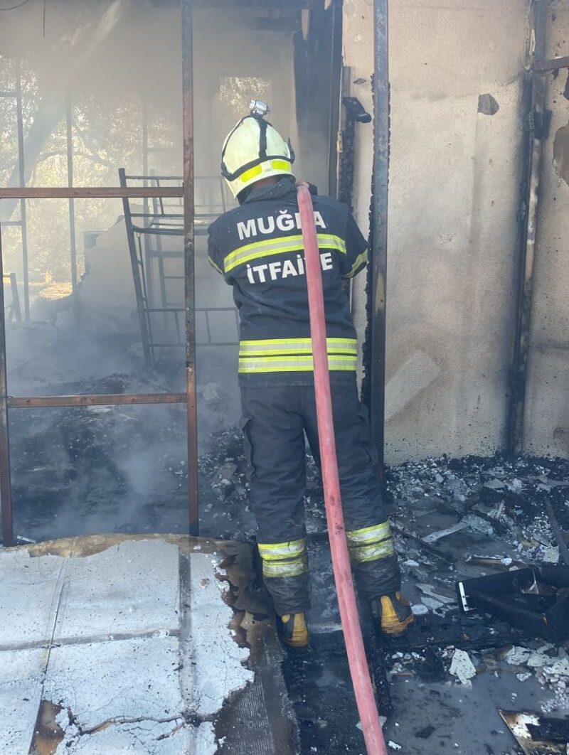 Bodrum’da Lojman’da Çıkan Yangın Maddi Hasarla Atlatıldı
