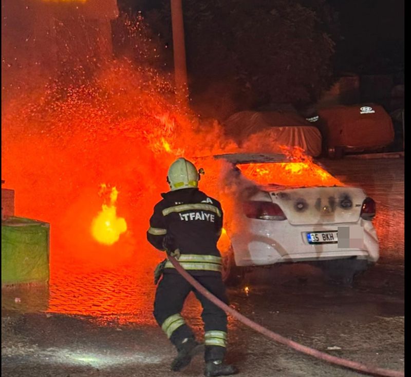 Seyir Halindeki Araç Alev Topuna Döndü