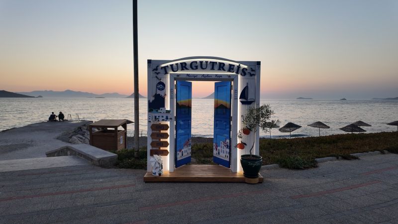 “Maviye Açılan Kapı” Turgutreis Sahilinde Yerini Aldı