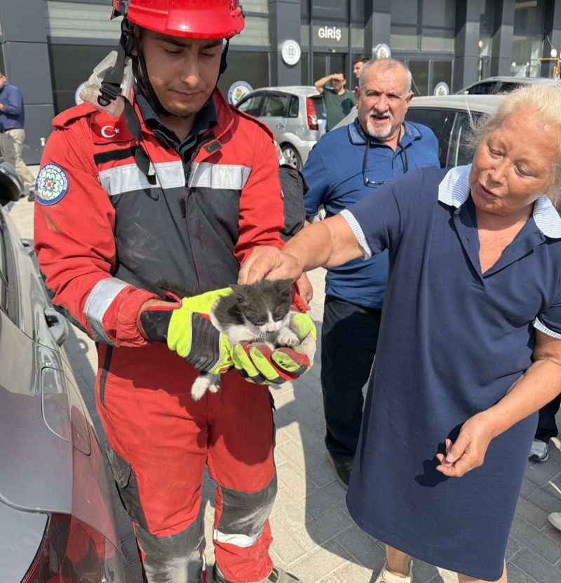 Araç Motoruna Giren Kedi Ekiplerce Kurtarıldı