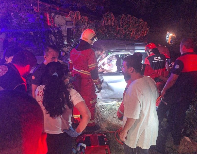 Araçta Sıkışan Sürücü Ekipler Tarafından Kurtarıldı