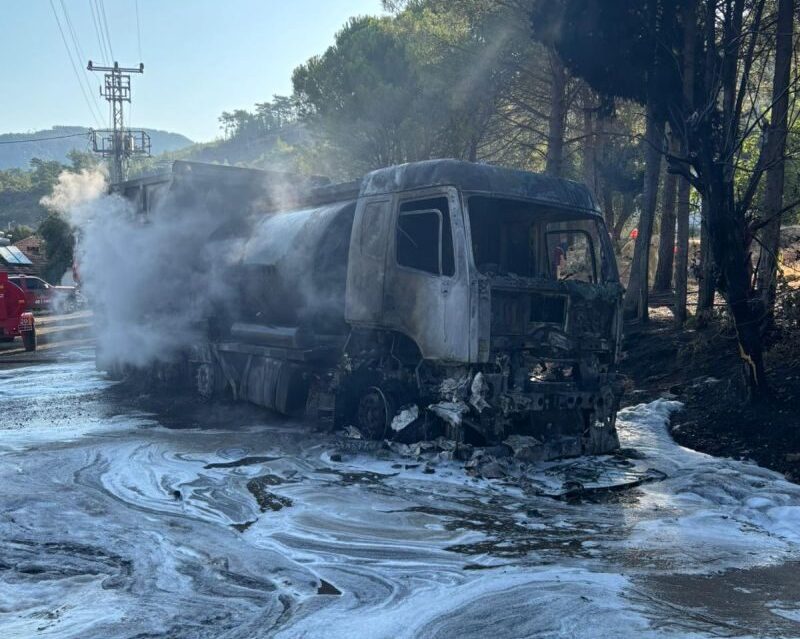 Dalaman Belediyesi’nin Asfalt Kaplama Aracı Yangında Kullanılamaz Hale Geldi